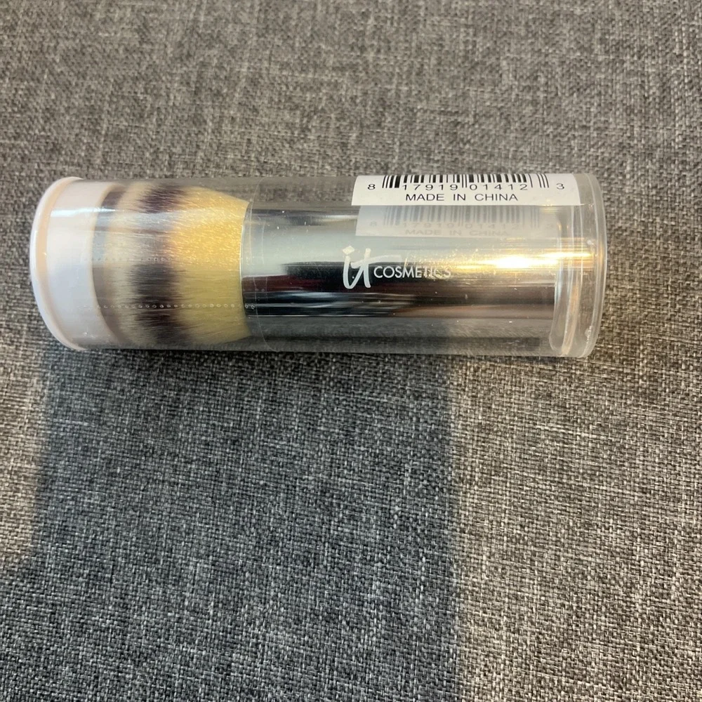 IT COSMETICS COMPLEXION PERFECTION BUKI BRUSH - BRAND NEW!
